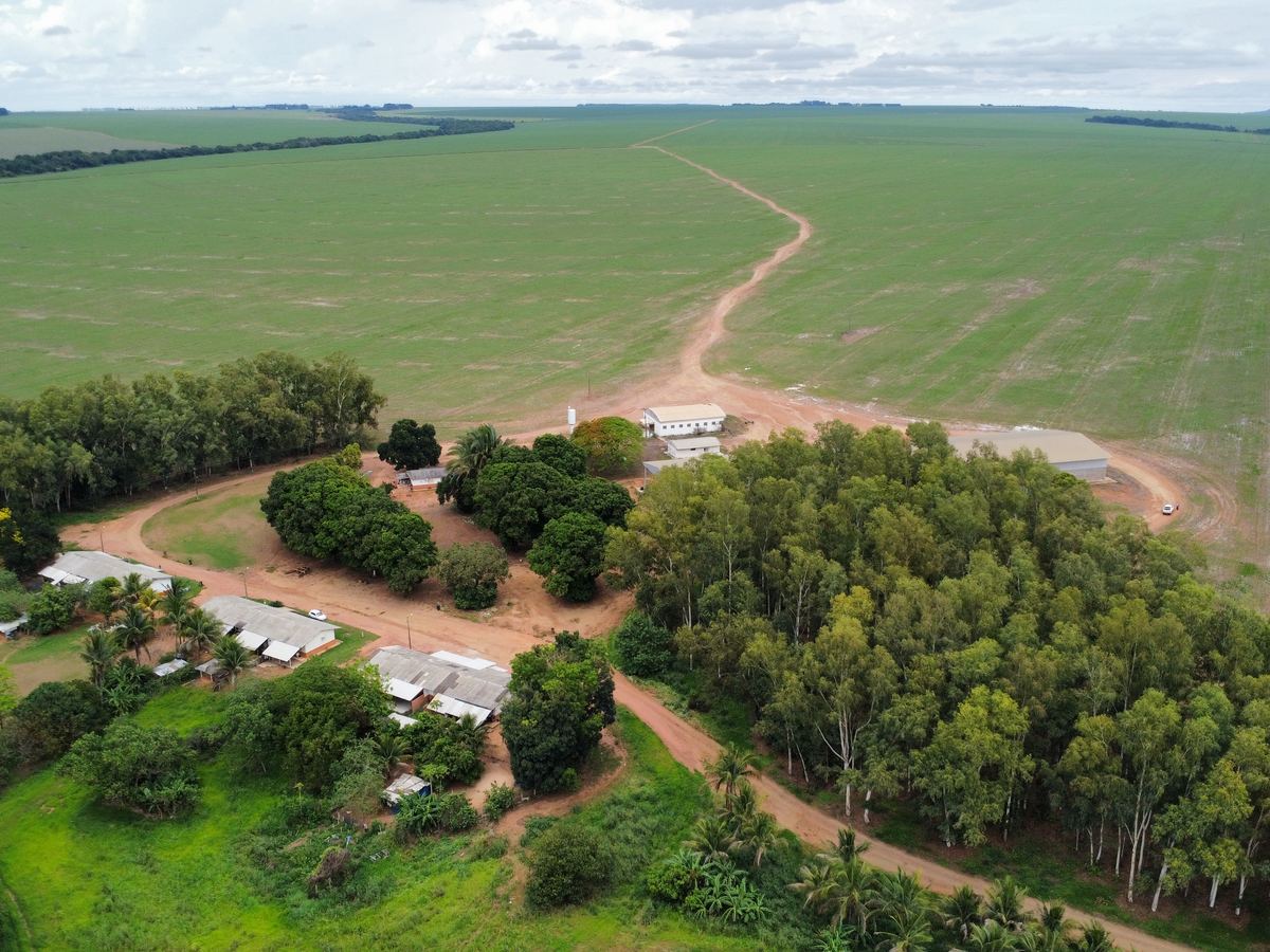 Vista aérea de propriedade rural com lavouras e sede