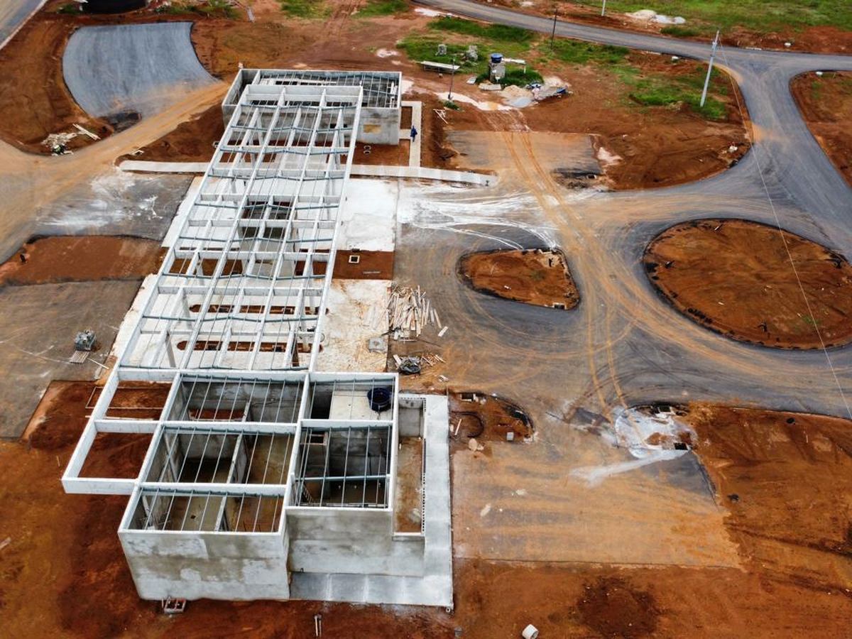 Estrutura de obra em andamento, vista aérea